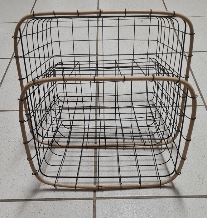 Cestos em arame preto