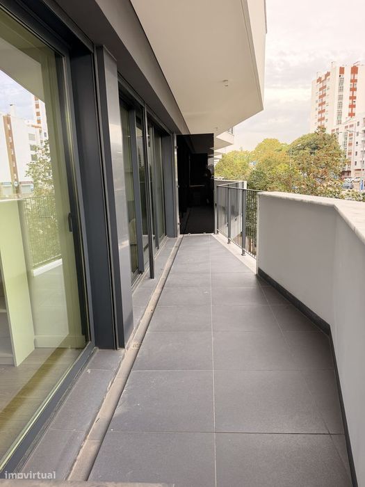 T1 moderno com varanda, elevador e ar condicionado
