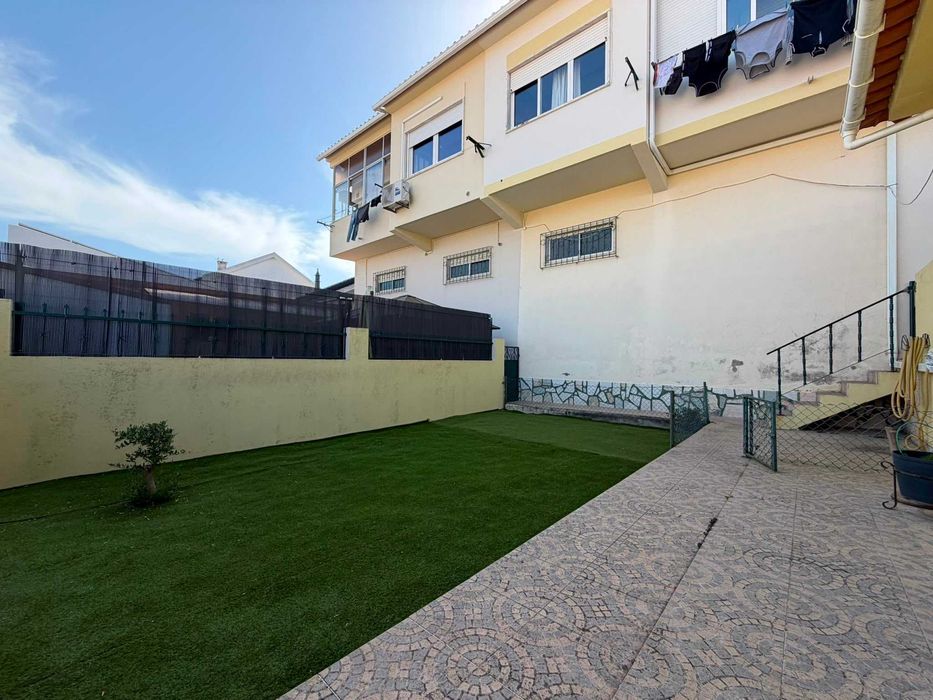 Andar de Moradia Vale de Milhaços T2 com Quintal e Garagem