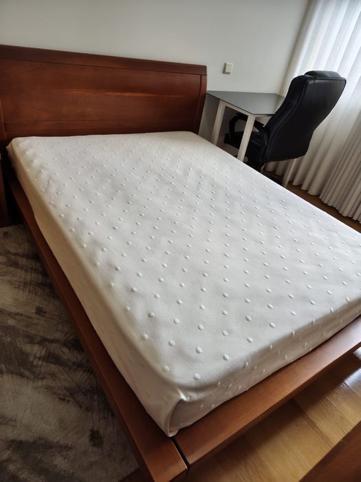 Quarto casal com  cama , colchao , comoda , mesinha de cabeceira  e aparedor