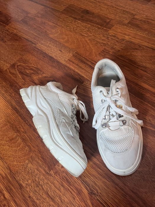 Białe sneakersy H&M z elementami zamszu