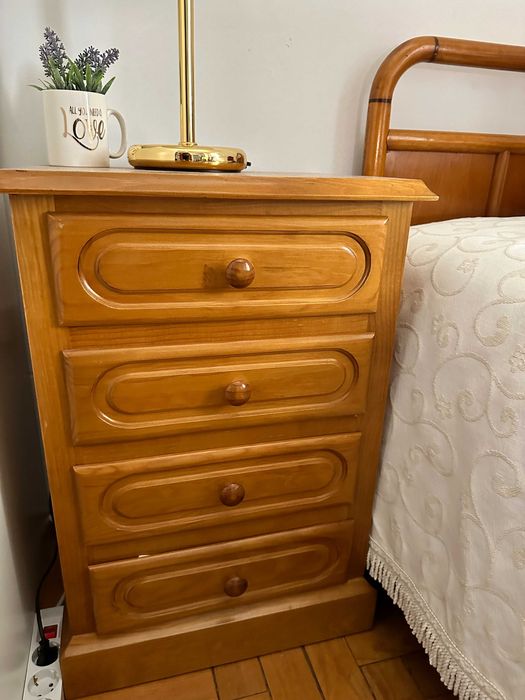 2 Camas Solt. 100cm larg. c Colchão + Mesa de Cab. | Sem Marcas de Uso