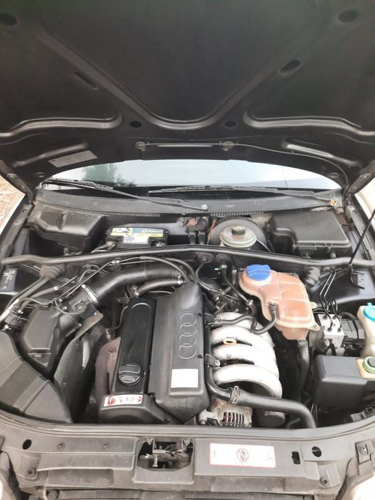 Audi A4 B5 1.6 para peças ou reparar