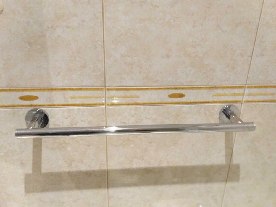 Toalheiros + saboneteiras + porta-rolo