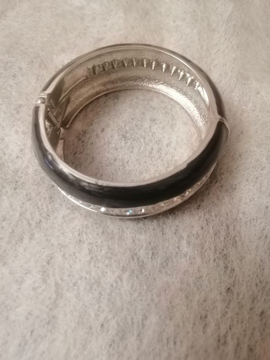 Металлический браслет, покрытие эмаль, камни в серебряном тоне