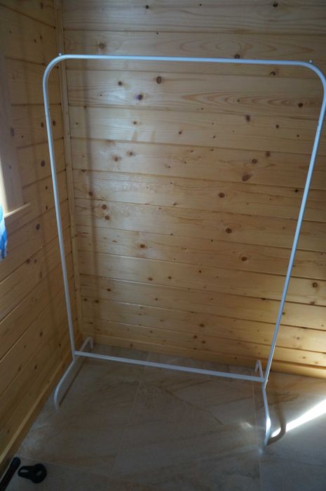 Biały wieszak na ubrania IKEA