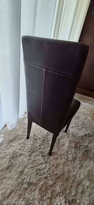 Cadeira em pele castanha  com perna em vengué.
