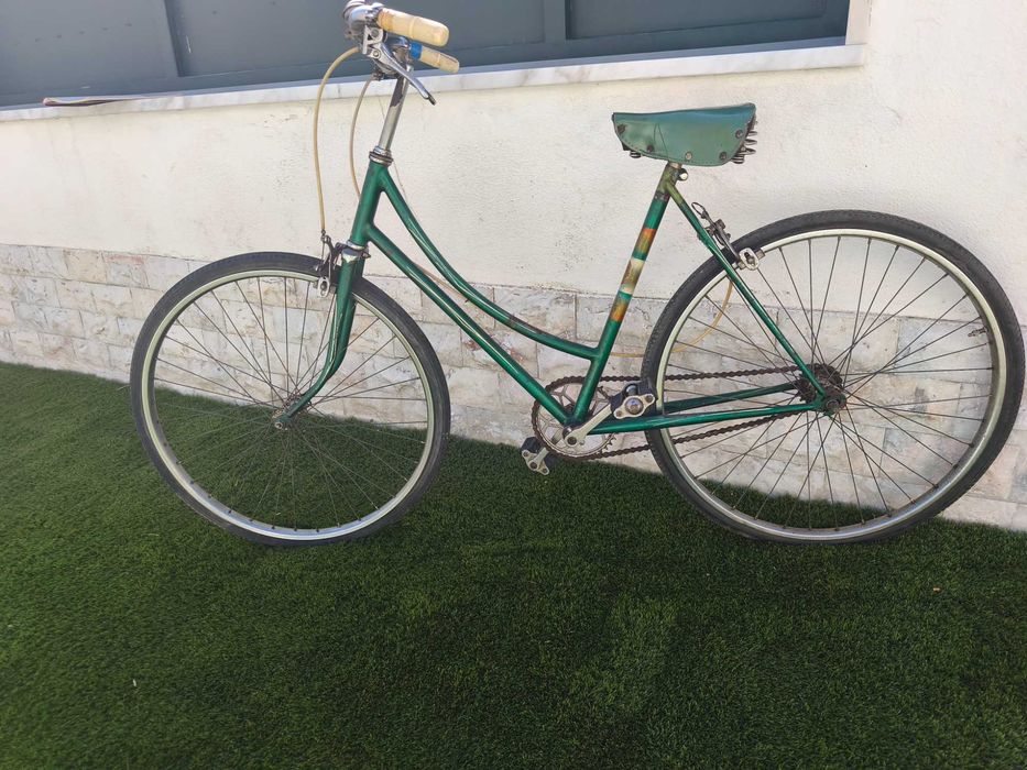 Bicicleta antiga (1972),  roda 24, marca Paraíso, modelo Vilar, em estado razoável
