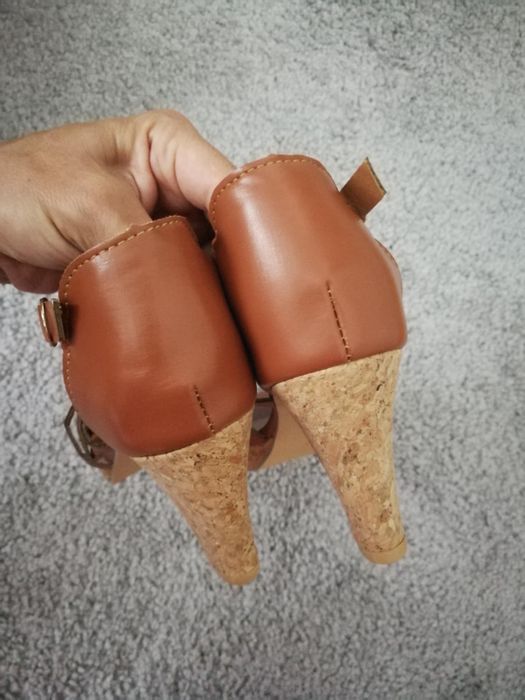 Skórzane nowe sandały 39