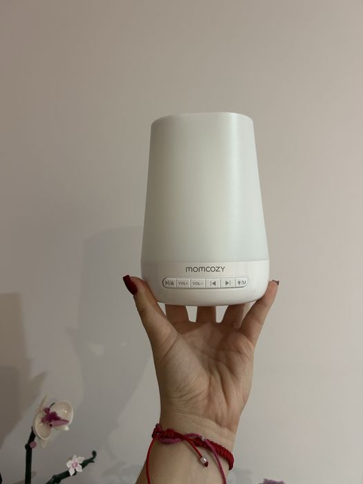 Momcozy urządzenie do białego szumu — przenośne urządzenie dla niemowląt i dorosłych, 34 dźwięki, terapia białym szumem dla niemowlątp