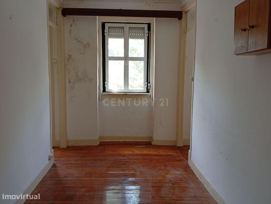 Apartamento para remodelação total situado na zona oriental (a 10m a p