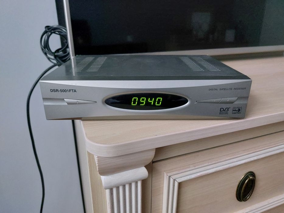 Zestaw 3 dekoderow, 2 piloty, kable