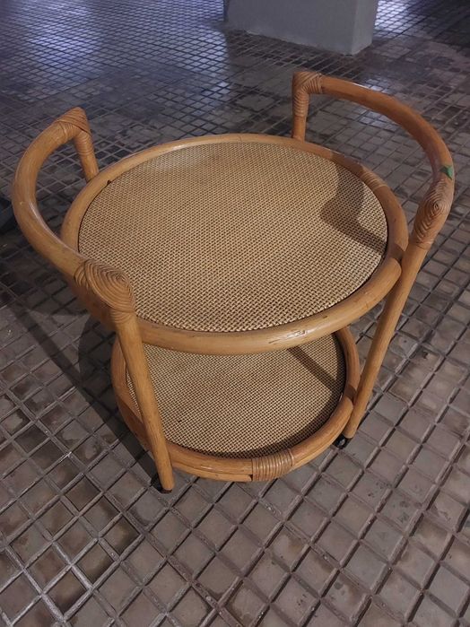 Mesa de centro em bambu para a sala.com rodas.