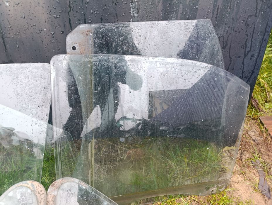 Скло стекло дверей Kia Sorento 1 Соренто 1