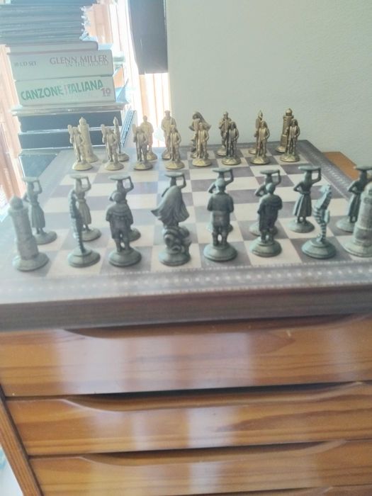 Tabuleiro de Xadrez Decorativo em Madeira com Peças Metálicas