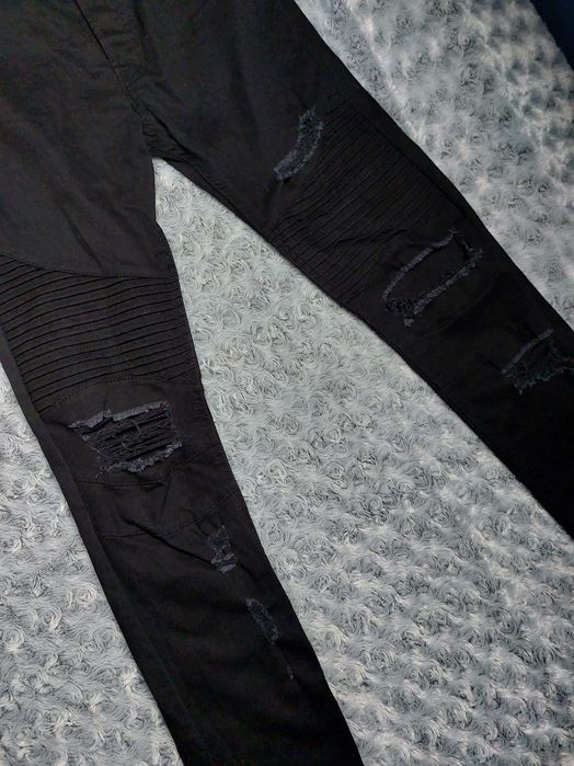 Czarne spodnie z dziurami, S