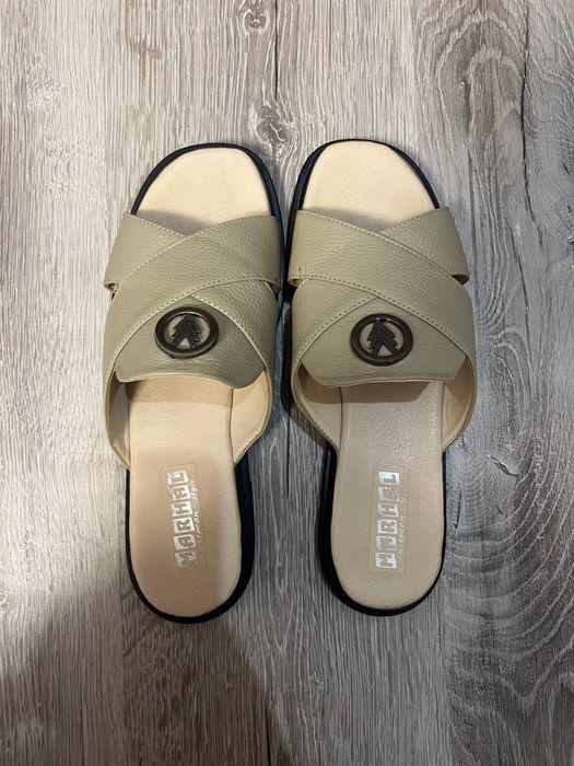 Нові шльопанці та елегантні туфлі