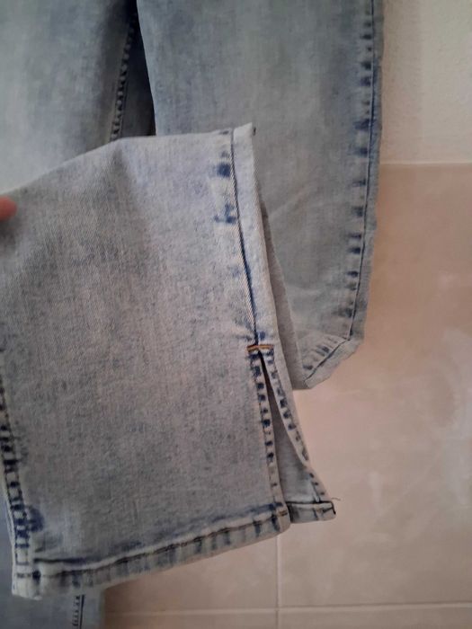 Calça e top Bershka.