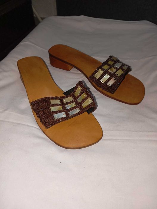 Sandálias com promenor em missagas