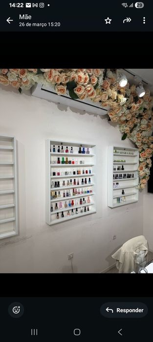 Unhas expositores Esmaltes e mesa manicure