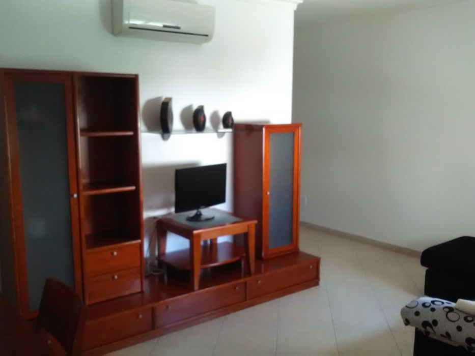 Estante de sala, camas e sofá