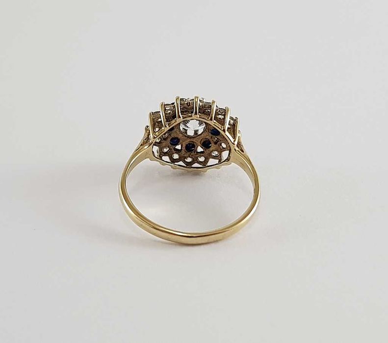 Złoty pierścionek w typie Cartier z szafirami 0,60 ct oraz cyrkoniami