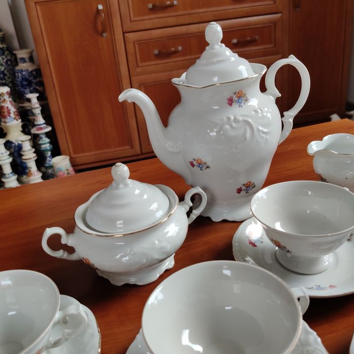 Serwis porcelanowy do kawy z Wałbrzycha.