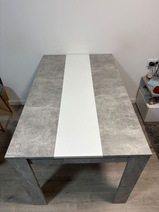 Mesa cinza e branca
