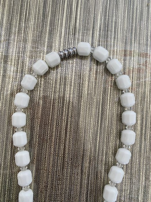 Colar de vitagem branco