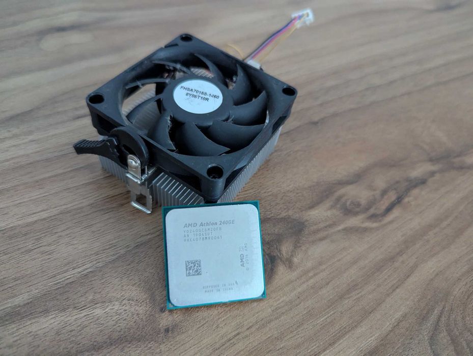 Procesor AMD Athlon 240GE Vega 3 2/4 x 3.5GHz AM4 DDR4 + Chłodzenie AM