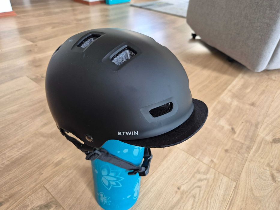 Kask na rower miejski Btwin Orzeszek 500 z daszkiem  (52-55cm)