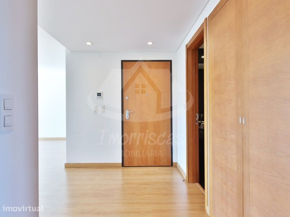 Apartamento T3 com box no Condomínio Blue Garden, em Sacavém