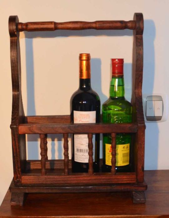 Suporte para 3 Garrafas de Vinho, em madeira maciça de boa qualidade