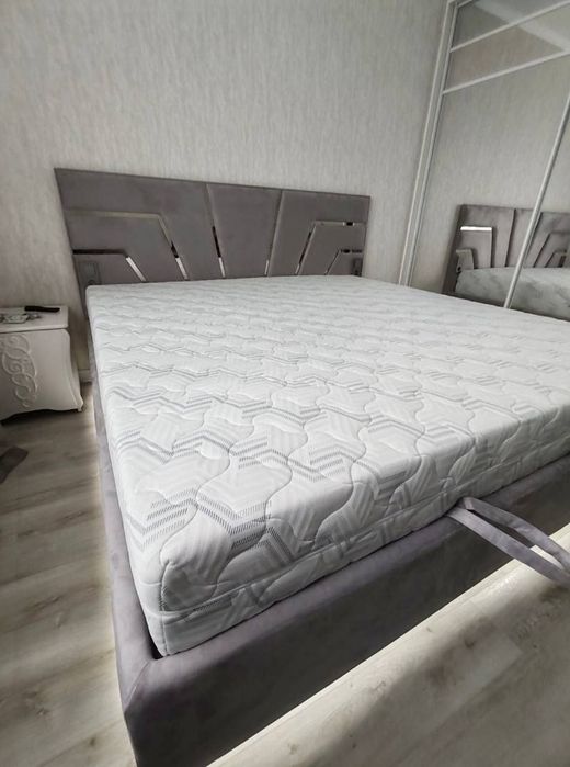 Продам кровать с матрасом