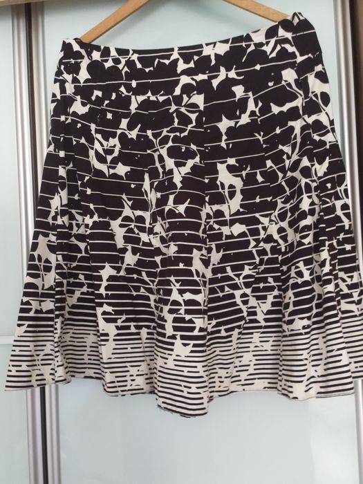 Biało czarna spódnica rozkloszowana 42/xl