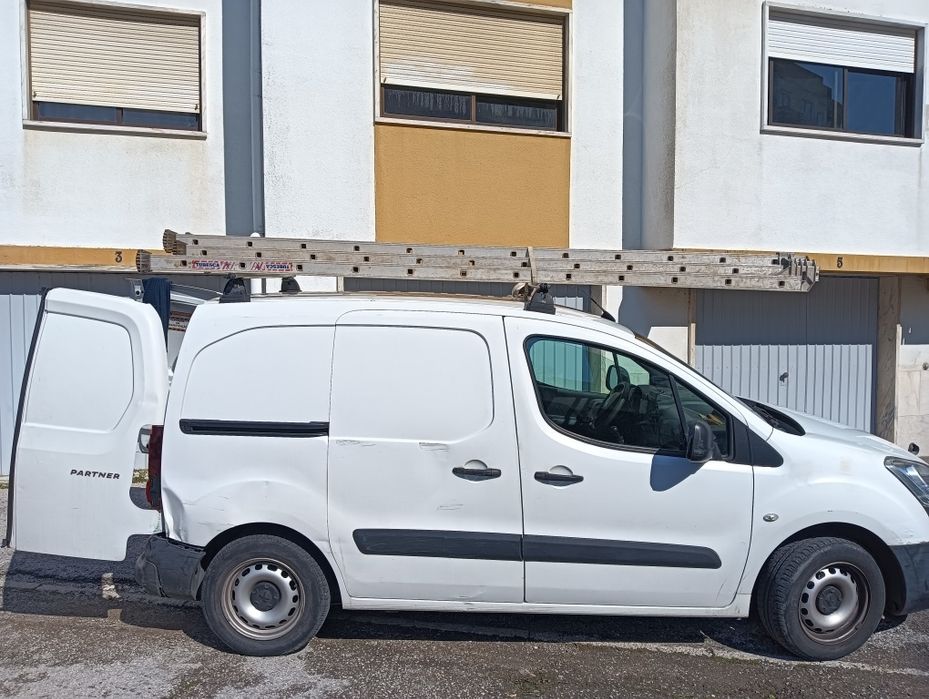 Escada de 3 lances, com 3 metros cada.