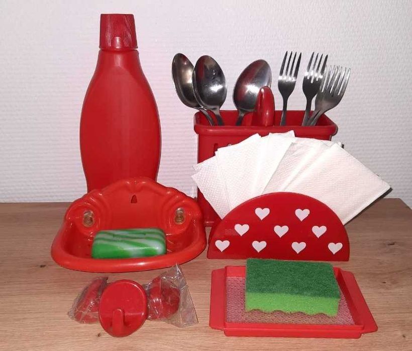 Набор в кухню б/у сушка ложек, мыльница, салфетница Год Огненной Лошад