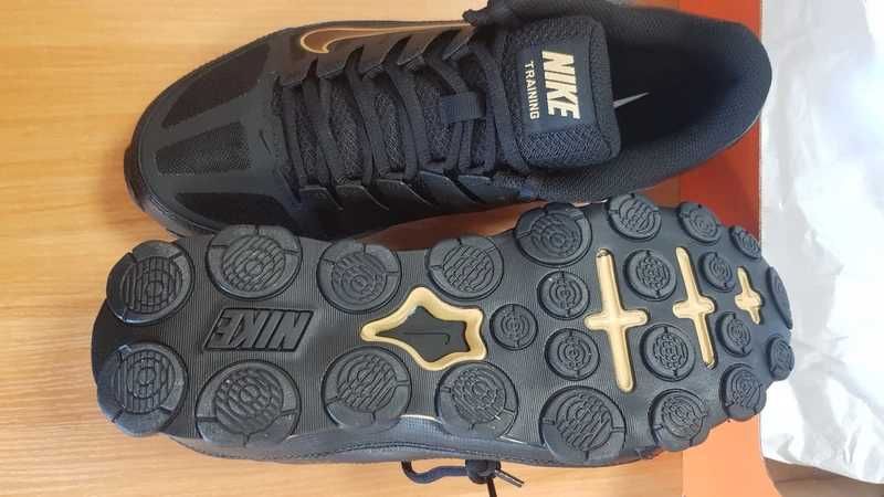 Buty  Nike Reax 8 TR Mesh Black/Metallic Gold – 42