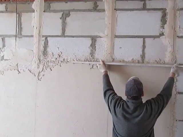 Виконуємо штукатурні роботи