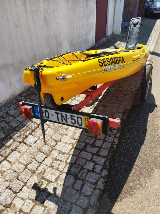 Kayak usado para pesca com acessórios