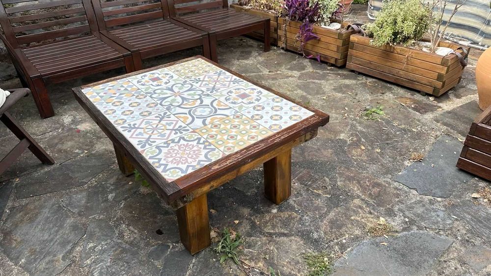 Mesa de centro exterior 90x66 madeira e azulejos vintage