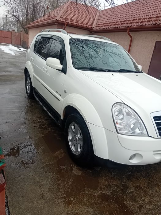 Автомобіль санг йонг рекстон