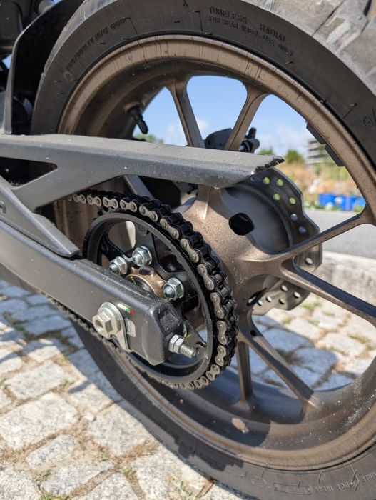 Honda CB125r 2024 com garantia e apenas 2090km