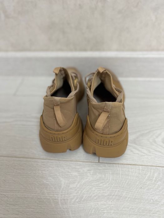 Продам кроссовки Dior