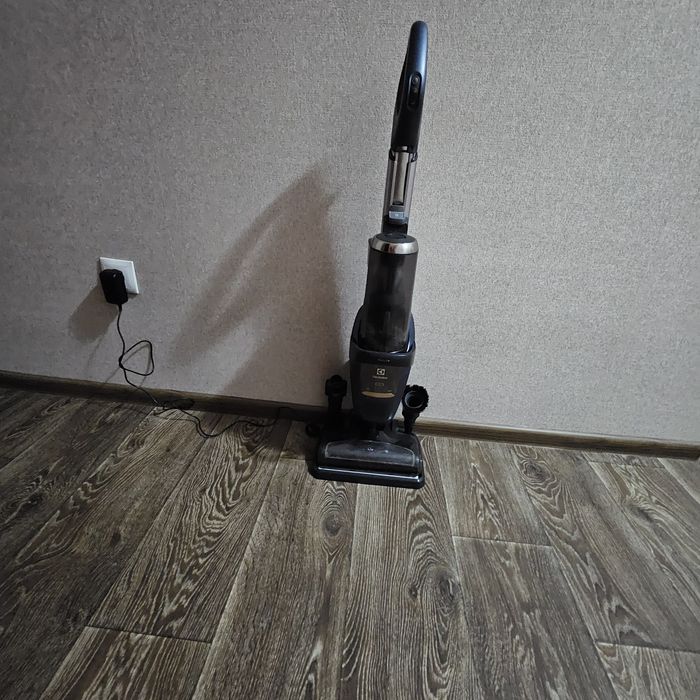 Electrolux Pure F9 PF91-6IBM — потужний акумуляторний пилосос 2в1!