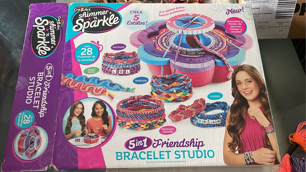 Crianca aprenda a dazer as duas pulseiras