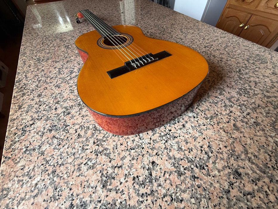 Guitarra clássica Valencia com caixa original
