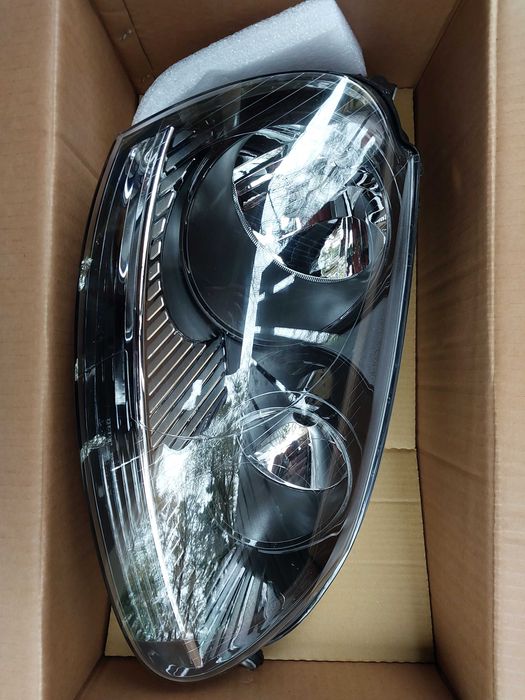 VW GOLF V  lampa przednia nowa czarna