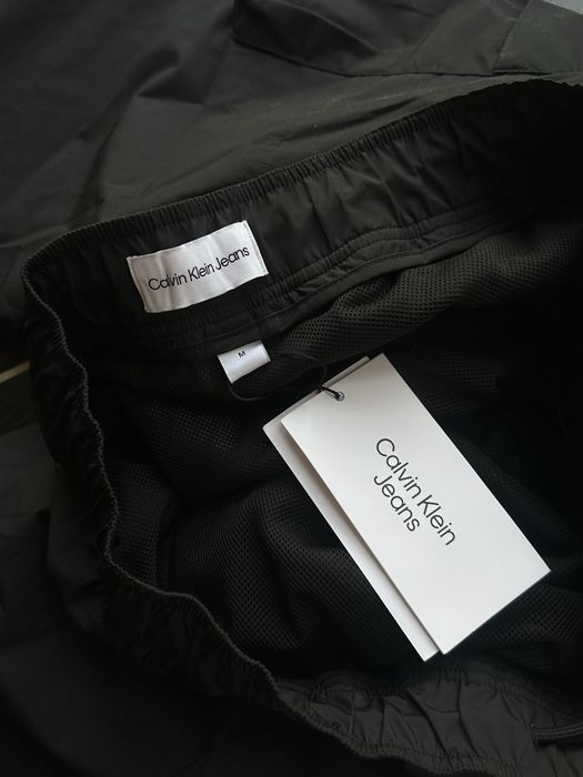 Нові карго штани Calvin Klein Jeans з мембраною, яка відштовхує воду.