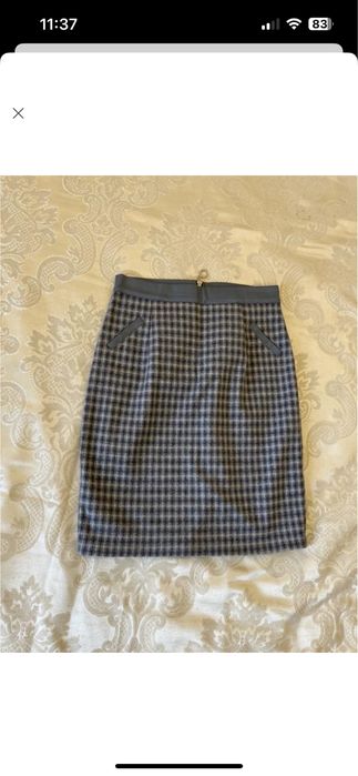 Блакитна спідниця в клітинку
